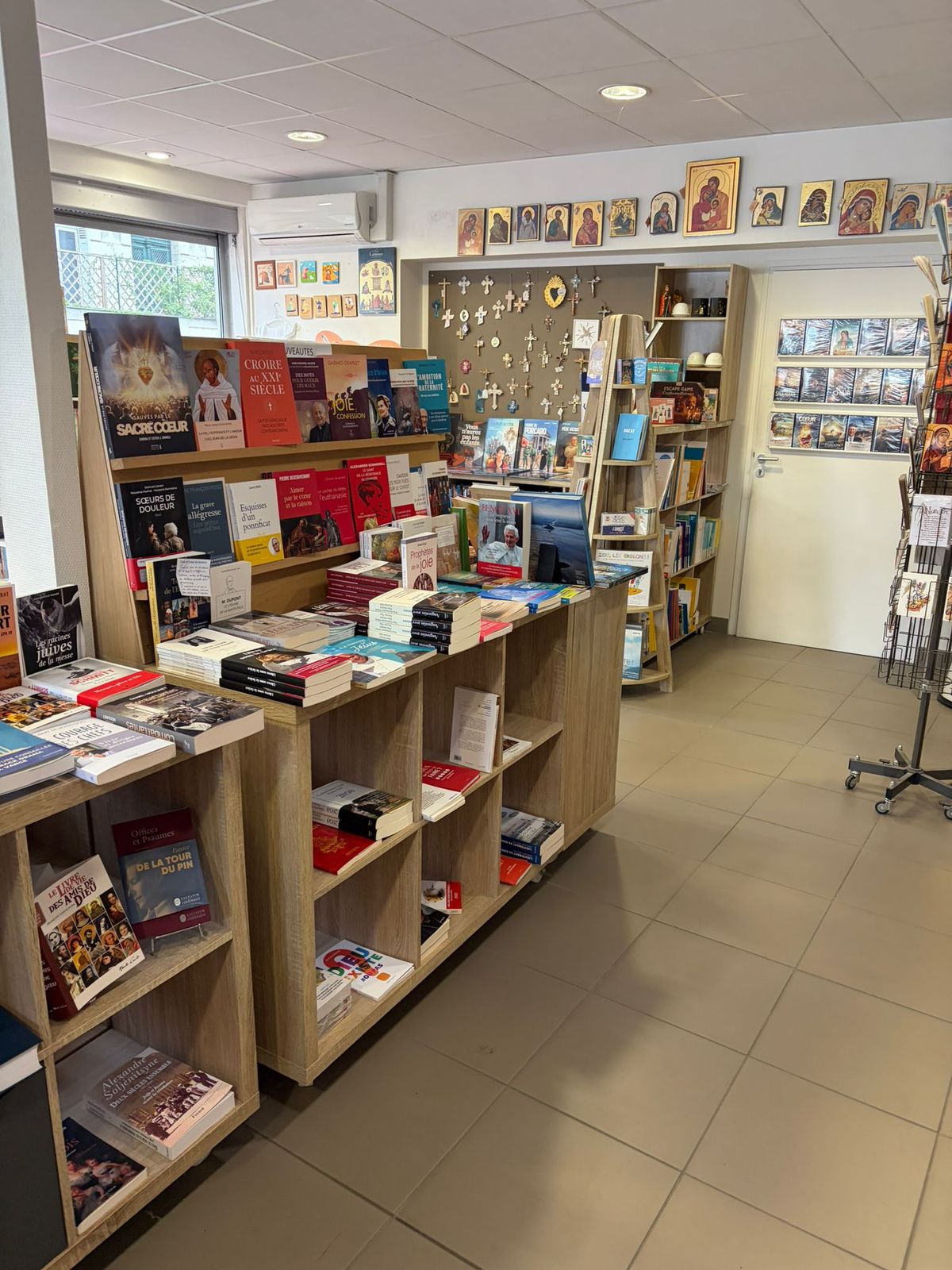 Présentoir des nouveautés et tables de livres